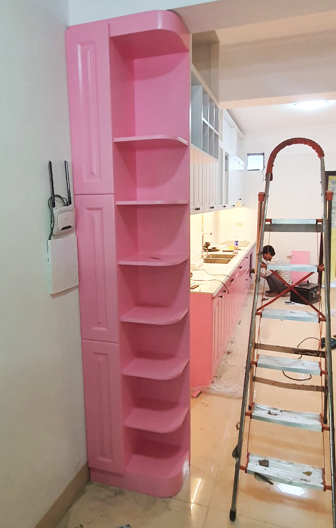 tủ bếp màu hồng 